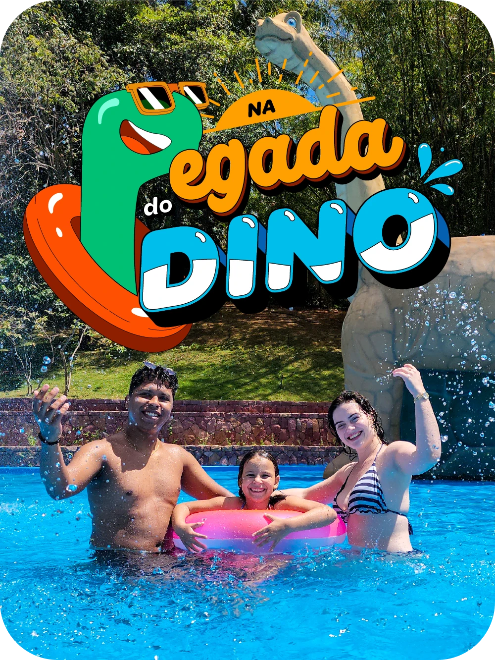 Uma imagem de familia, um homem, uma mulher, e uma criança na piscina